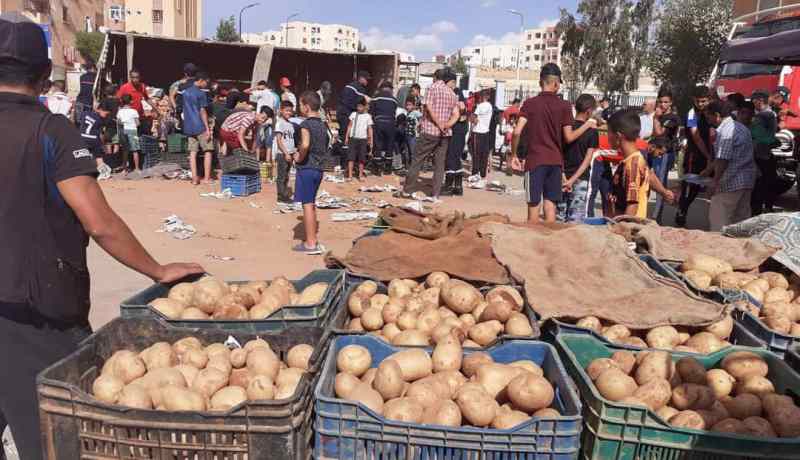 بالصور.. مواطنون يتضامنون مع صاحب شاحنة بعد انقلابها ويجمعون حمولته بتيارت
