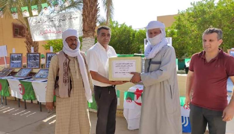 إليزي: تسليم 2180 كمامة لفيدرالية أولياء التلاميذ