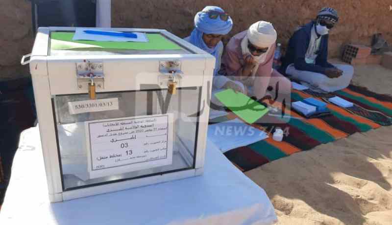 إليزي.. البدو الرحل يشرعون في التصويت حول مشروع تعديل الدستور