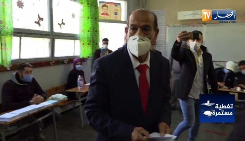 رئيس المجلس الدستوري يدلي بصوته ويؤكد على بناء جمهورية جديدة