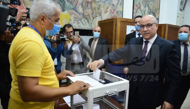 بالصور.. الأمين العام للأرندي يصوّت على مشروع تعديل الدستور