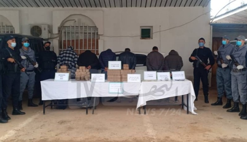 بالصور.. تفكيك شبكة إجرامية منظمة تنشط في تهريب ونقل المخدرات بالنعامة