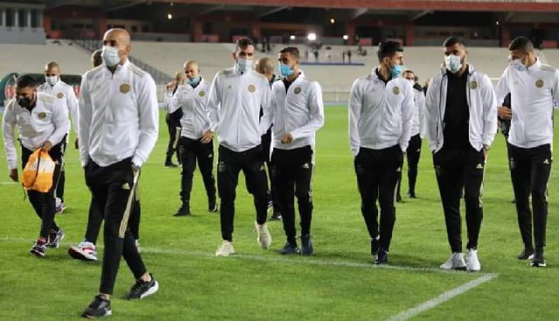 بالصور.. نجوم الخضر يعاينون أرضية ملعب 5 جويلية