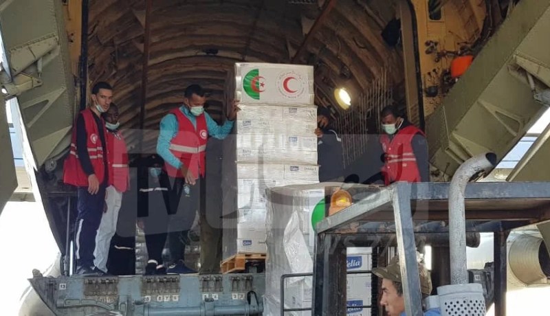 بالصور.. وصول 60 طنا من المساعدات المخصصة للشعب الصحراوي إلى مطار تندوف