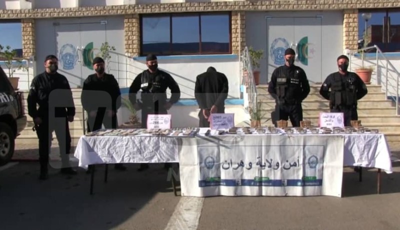 بالصور.. الإيقاع بمروّج متلبسا بحيازة 5 كلغ من الكيف وأسلحة بيضاء بوهران