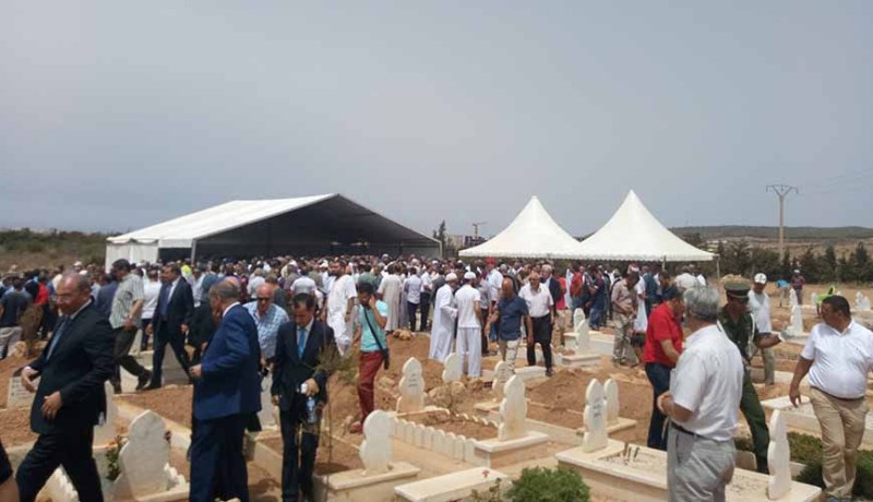 الوزير الأول تبون يشيّع شقيقه في مقبرة “عين الترك” بوهران