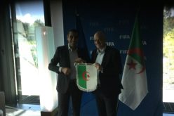 زطشي يلتقي برئيس “الفيفا” ويهديه قميص الخضر