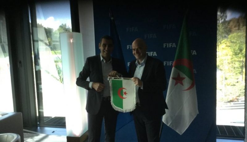 زطشي يلتقي برئيس “الفيفا” ويهديه قميص الخضر