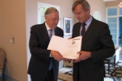 تكريم الدكتور جمال ولد عباس بمنحه شهادة الشرف لليوبيلية الذهبية