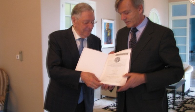 تكريم الدكتور جمال ولد عباس بمنحه شهادة الشرف لليوبيلية الذهبية