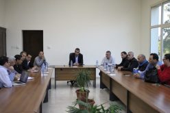 زطشي يعمل على إخماد النار بين هياكل الفاف والإعلام