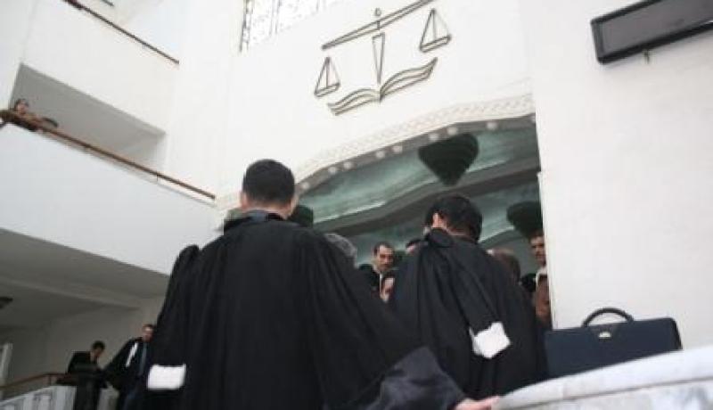 يربط ضحيته القاصر إلى جذع شجرة ليمارس عليه الجنس بمساعدة صديقيه