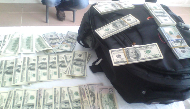 توقيف صاحب شركة حاول تهريب 47 ألف دولار عـبر مطار هواري بومدين
