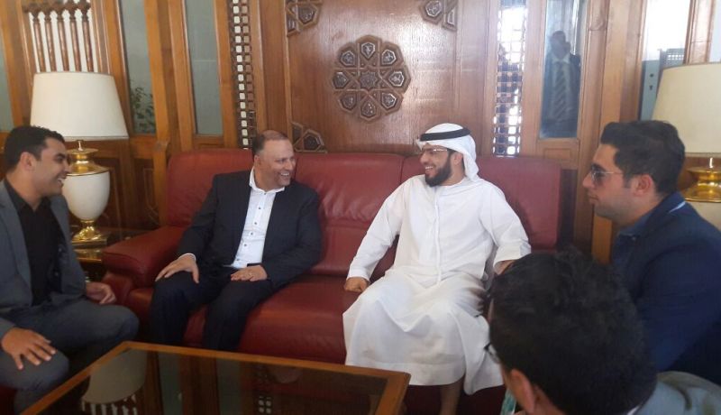 الزميل أنيس رحماني يستقبل الشيخ وسيم يوسف بالقاعة الشرفية للمطار
