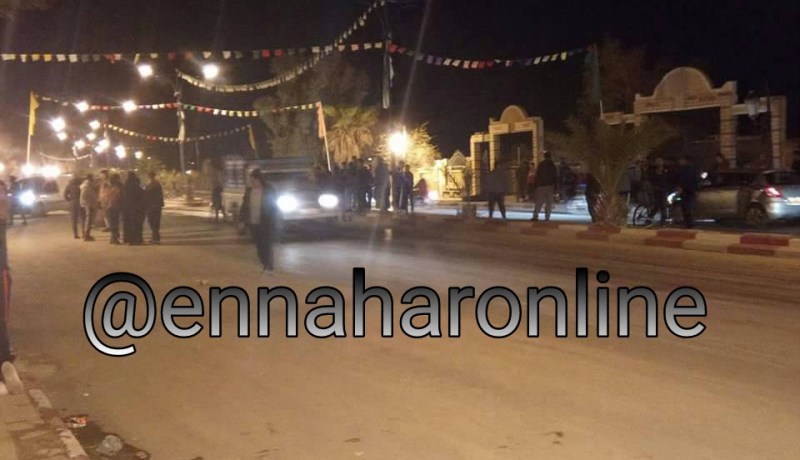 أنصار شباب تغزوت يحتجون ويقطعون الطريق بالوادي