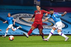 “محرز” يستفز ليفربول وينتقد تقنية الفار