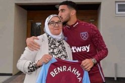 صورة مؤثرة لبن رحمة رفقة والدته لحظة تعاقده مع ويستهام
