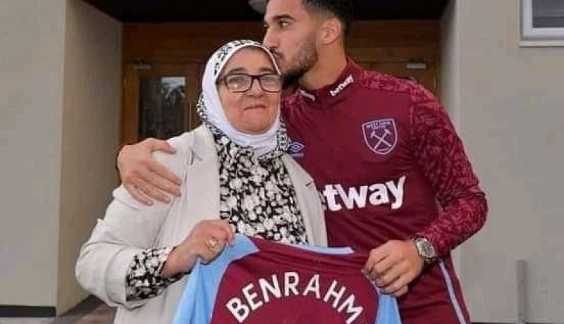 صورة مؤثرة لبن رحمة رفقة والدته لحظة تعاقده مع ويستهام