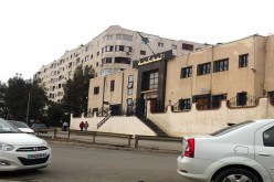 كهل يرمي والدته العجوز من السلالم بتحريض من زوجته بسبب الميراث!