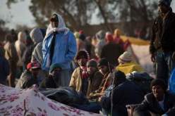 المدنيون يفرون من معقل القذافي المحاصر في ليبيا