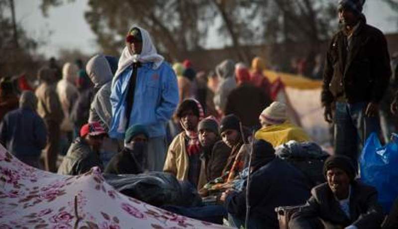 المدنيون يفرون من معقل القذافي المحاصر في ليبيا