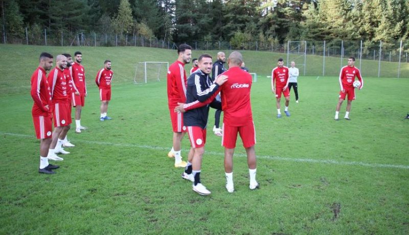 بالفيديو.. لاعبو الخضر يستقبلون “بن ناصر” تحت التصفيقات