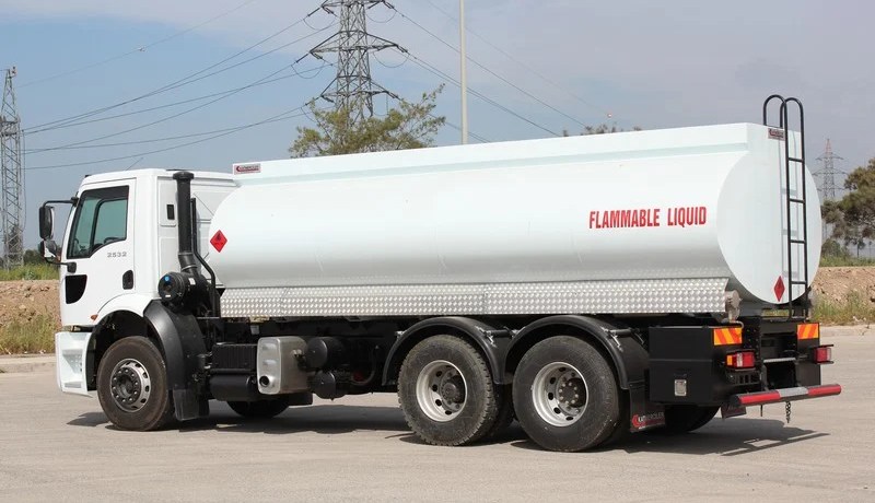 6 بطالين يحتجزون شاحنة وقود ويهددون بتفجيرهـا فـــي ورڤـلة