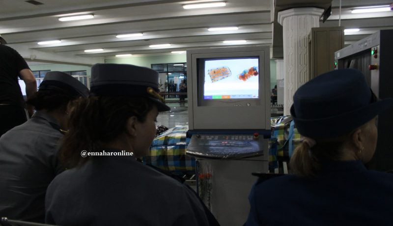 شرطي بالمطار يعطّل جهاز «السكانير» لمساعدة بارون على تهريب «المارلبورو»