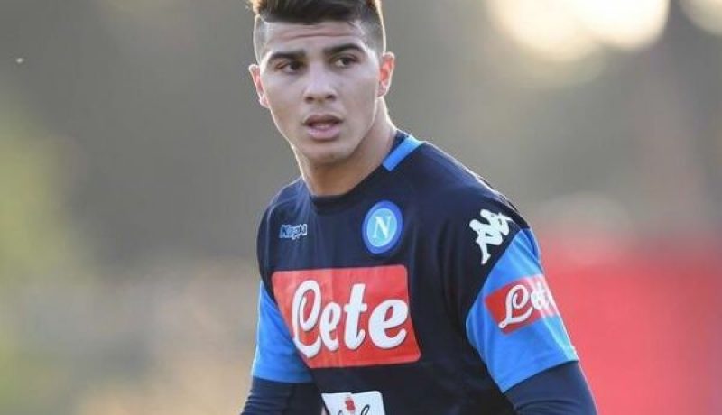 نابولي يُعير نجمه الجزائري لفريق باري