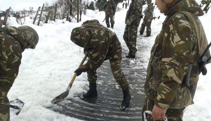مفارز الجيش بآفلو تساند المحاصرين بسبب الثلوج