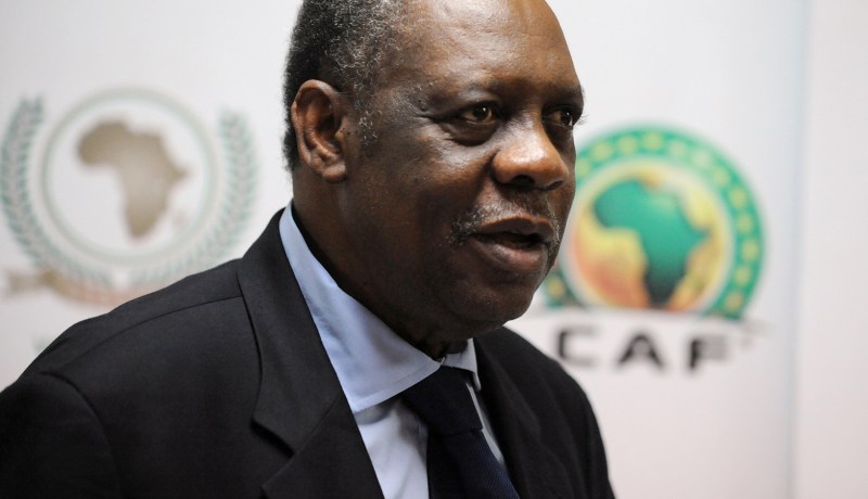 عيسى حياتو ينتقد “الكاف” ويدافع عن الكاميرون