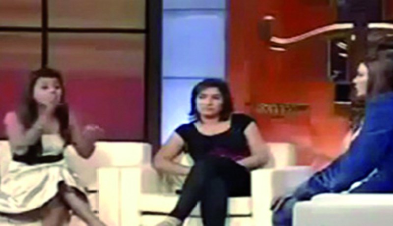 مذيعة هندية تضرب ضيفها بالحذاء على الهواء