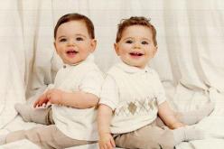 توأمان لأم من والدين مختلفين