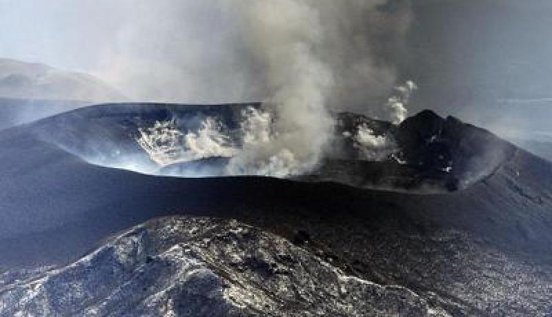 بركان يثور فى اليابان وتصاعد ضخم للغاز والرماد