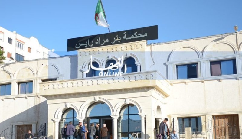 إلتماس عقوبات بالسجن لـ 3 موظفات بتهمة تصوير بطاقات مهنية لمسؤولين سامين