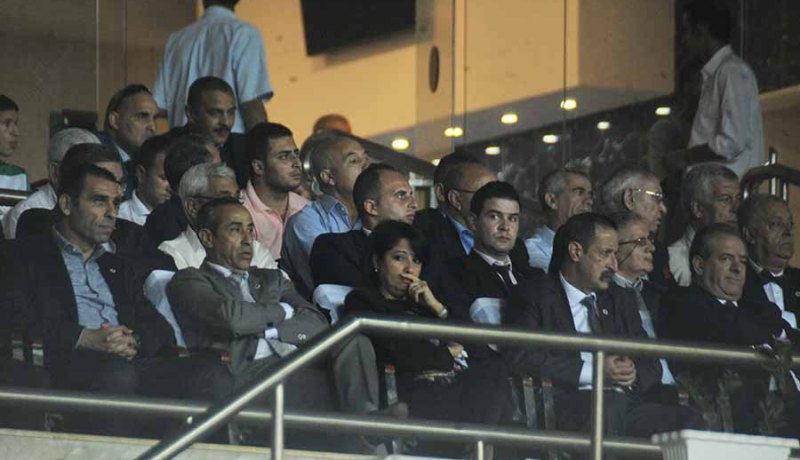 زرواطي تشجّع الجنس اللطيف على اقتحام الملاعب