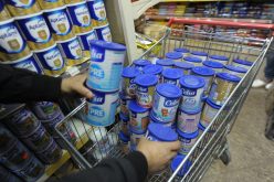 حالة استنفار في المراكز التجارية والصيدليات لسحــــب حليــــب «سيليــــا»