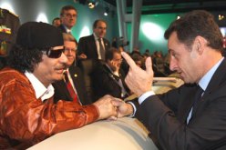 القذافي ينصب خيمته في حديقة فندق مارتيني خلال زيارته غدا الى باريس