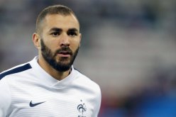 بالصور والفيديو .. كريم بنزيما يؤدي مناسك العمرة