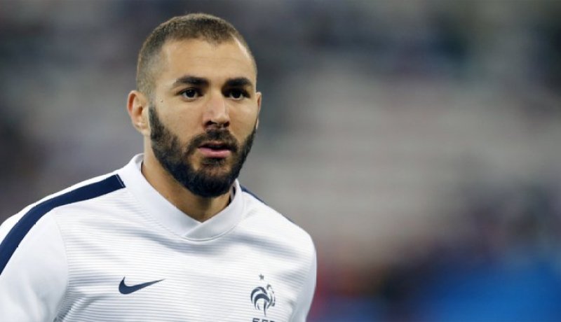 بالصور والفيديو .. كريم بنزيما يؤدي مناسك العمرة