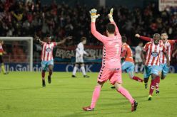 بالفيديو.. حارس مرمى يسجل هدف الموسم في الدوريات الأوروبية !