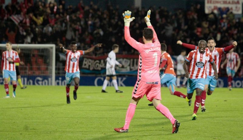 بالفيديو.. حارس مرمى يسجل هدف الموسم في الدوريات الأوروبية !