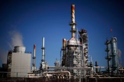 سعر النفط يتراجع إلى ما دون 56 دولار مع صعود العملة الأمريكية