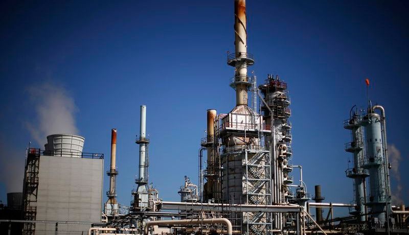 سعر النفط يتراجع إلى ما دون 56 دولار مع صعود العملة الأمريكية