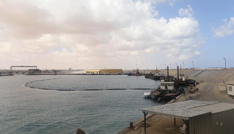 انسحاب القوات الليبية من قواعد قرب موانيء نفطية