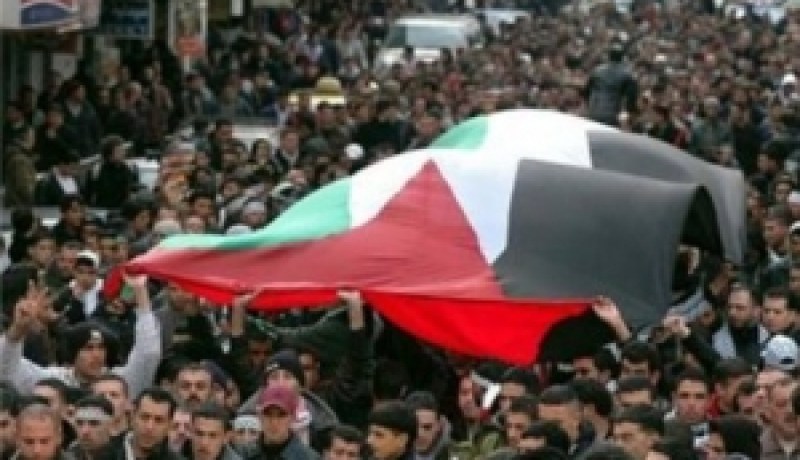 المئات يتجمعون وسط مدينة رام الله تأييدا للطلب الفلسطيني في الأمم المتحدة