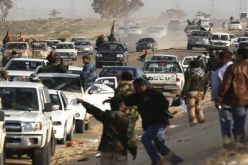 الثوار الليبيون يتهمون كتائب القذافي باستخدام مروحيات لزرع الغام في مصراتة