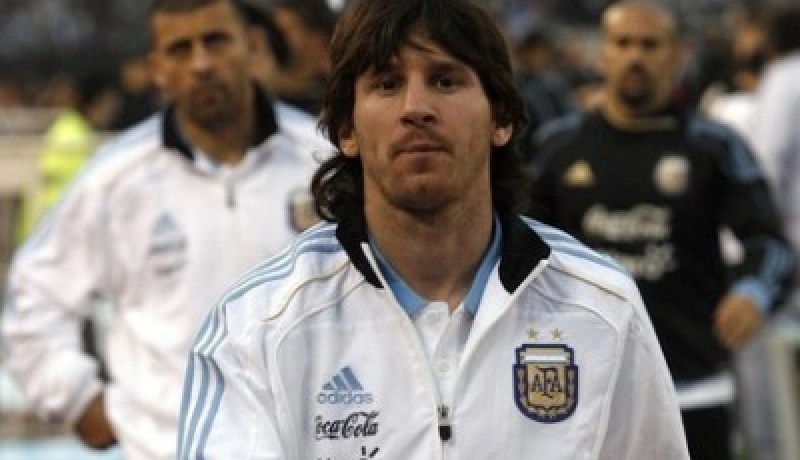 خطيبة ''ميسي'' على خطى ''مارادونا''