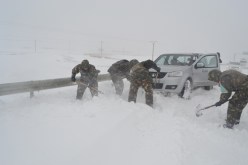 بالصور…عناصر الجيش يتدخلون لفتح الطرقات التي أغلقتها الثلوج