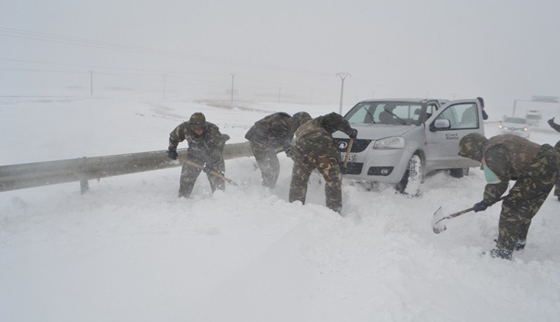 بالصور…عناصر الجيش يتدخلون لفتح الطرقات التي أغلقتها الثلوج
